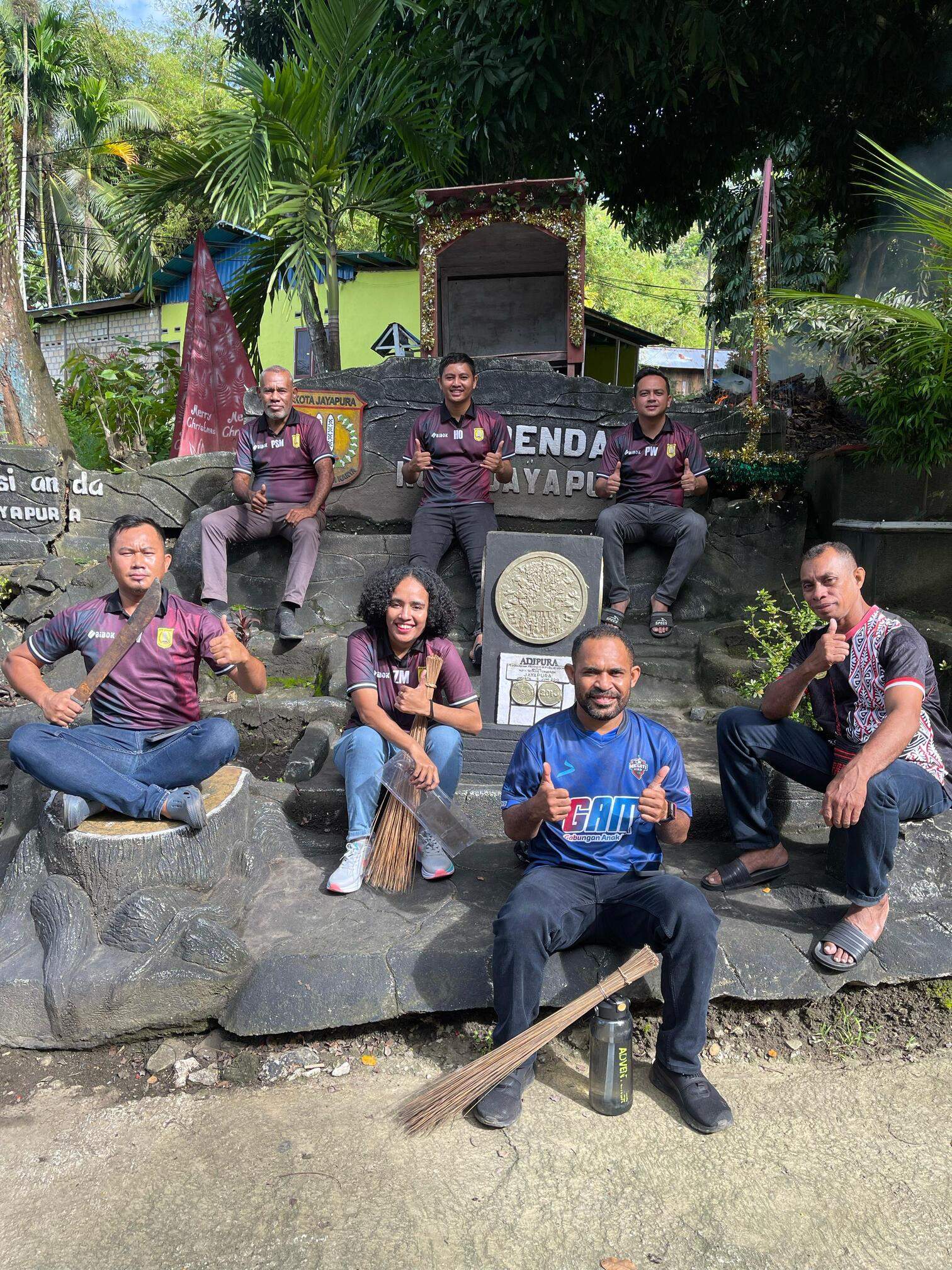 25 April 2025 Bidang Penetapan membersihkan Taman Bapenda Kota Jayapura